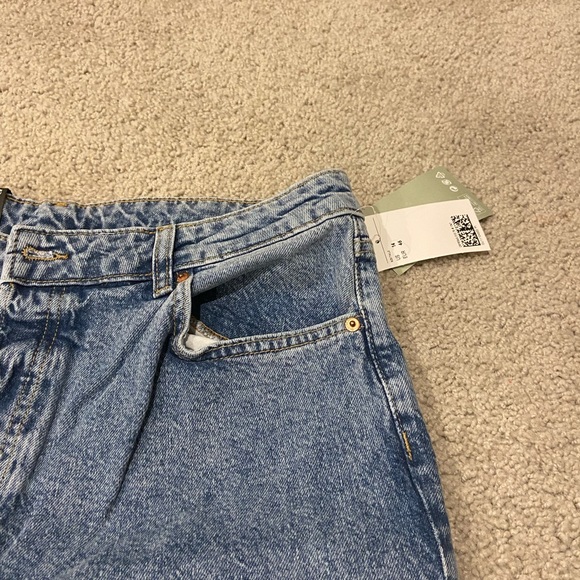 High waisted Mom jeans, distressed/ raw hem - Picture 3 of 7